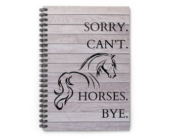 Może przedstawiać: Spiralny notatnik z jasnoszarym wzorem drewnianych desek. Okładka zawiera czarną ilustrację konia i tekst "SORRY. CAN'T. HORSES. BYE."