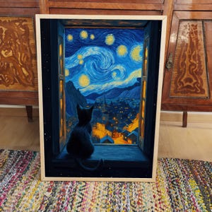 Op de afbeelding: Een zwarte kat zit in een raam en kijkt uit naar een sterrenhemel. Het schilderij is in de stijl van Vincent van Gogh's Sterrennacht.