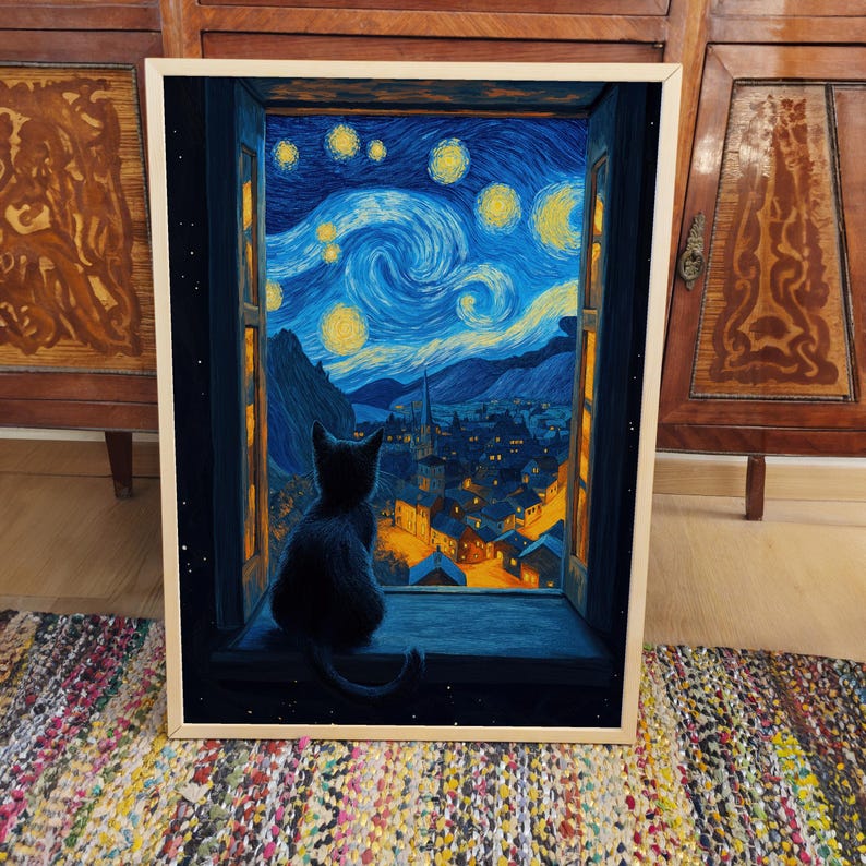 Op de afbeelding: Een zwarte kat zit in een raam en kijkt uit naar een sterrenhemel. Het schilderij is in de stijl van Vincent van Gogh's Sterrennacht.