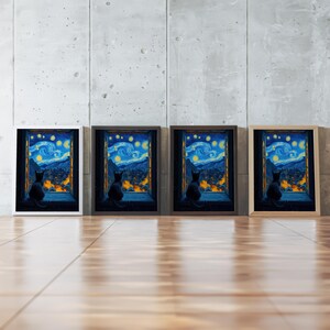 Op de afbeelding: Drie ingelijste prints van een zwarte kat die in een raam zit en uitkijkt naar een sterrenhemel. De prints zijn in witte, bruine en natuurlijke houten frames.