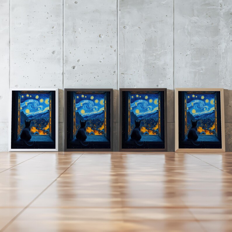 Op de afbeelding: Drie ingelijste prints van een zwarte kat die in een raam zit en uitkijkt naar een sterrenhemel. De prints zijn in witte, bruine en natuurlijke houten frames.