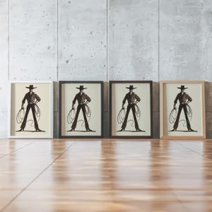Pu&ograve; includere: Quattro stampe artistiche incorniciate con un'illustrazione in bianco e nero di un cowboy con un lazo. Le stampe sono in cornici bianche, nere e color legno, esposte contro un muro di cemento e un pavimento in legno.