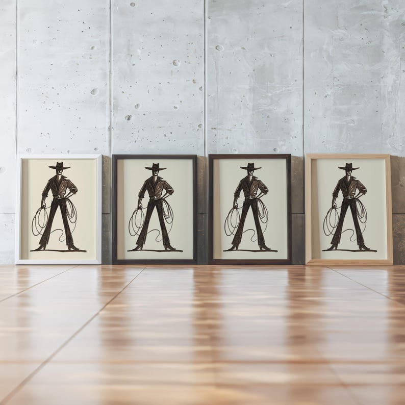 Pu&ograve; includere: Quattro stampe artistiche incorniciate con un'illustrazione in bianco e nero di un cowboy con un lazo. Le stampe sono in cornici bianche, nere e color legno, esposte contro un muro di cemento e un pavimento in legno.