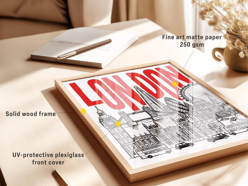 Peut inclure: Une impression d'art encadr&eacute;e repr&eacute;sentant des monuments de Londres en noir et blanc, avec le mot "LONDON" en rouge. Elle est dot&eacute;e d'un cadre en bois massif et d'une protection frontale en plexiglas anti-UV. Le papier mat de qualit&eacute; est de 250 g/m&sup2;.