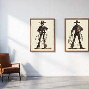 Pu&ograve; includere: Due stampe artistiche incorniciate con illustrazioni a inchiostro nero di una figura di cowboy con un lazo. Il cowboy indossa cappello, giacca e pantaloni. Le stampe sono in cornici di legno e sono appese a una parete bianca.