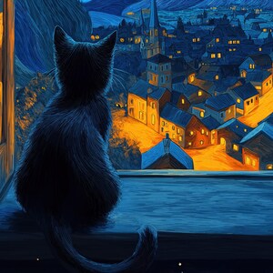 Op de afbeelding: Een zwarte kat zit op een vensterbank en kijkt uit over een nachtelijke stadsgezicht. De stad is geschilderd in een gestileerde, impressionistische stijl met een blauw en geel kleurenpalet. De staart van de kat is om zijn lichaam gekruld.