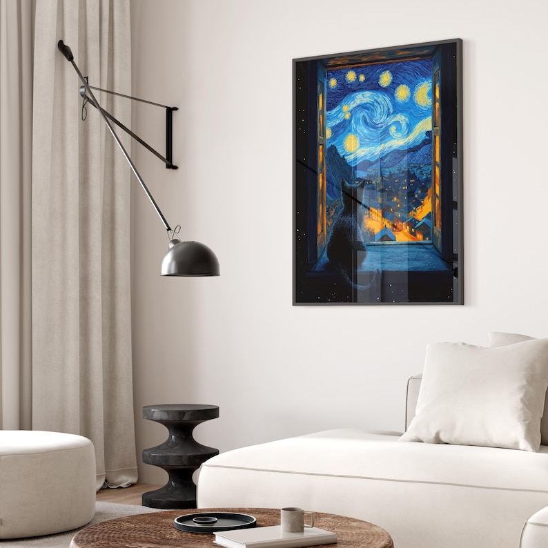 Op de afbeelding: Een zwarte kat zit in een raam en kijkt uit naar een sterrenhemel. Het schilderij is zwart ingelijst en hangt aan een witte muur.