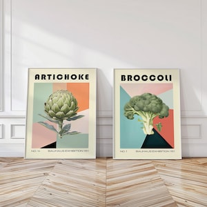 Könnte beinhalten: Zwei gerahmte Kunstdrucke mit Gemüse. Einer zeigt eine Artischocke, der andere Brokkoli. Jeder Druck hat einen geometrischen Hintergrund mit den Worten "ARTICHOKE" und "BROCCOLI" oben und "BAUHAUS EXHIBITION 1951" unten.
