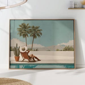 Könnte beinhalten: Gerahmter Kunstdruck, der eine entspannte Szene an einem Pool zeigt. Eine Person mit Sonnenhut liegt in einem Stuhl, mit Palmen und Bergen im Hintergrund. Ein Kaktus in einem Terrakotta-Topf steht daneben. Das Kunstwerk hat eine Vintage-Ästhetik.