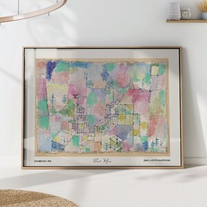 以下が含まれることがあります： パステルカラーの幾何学模様が特徴の、額装された抽象的なアートプリント。ポール・クレーのサイン入りで、「EXHIBITION 016」の文字と外国語のテキストが含まれています。木製のフレームに入っています。