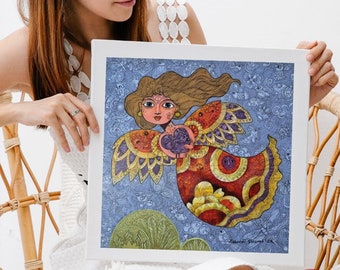 Puede incluir: Una ilustración colorida de un ángel con alas, un corazón morado y un fondo azul. El ángel lleva un vestido rojo, amarillo y naranja con detalles dorados. La obra de arte está enmarcada y sostenida por una persona.