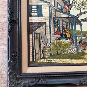 Peut inclure: Une peinture encadr&eacute;e repr&eacute;sentant une maison blanche avec un porche et un grand arbre. La maison a des volets bleus et une chemin&eacute;e en brique rouge. Des personnes sont assises sur le porche et un tonneau se trouve dans la cour. La peinture est sign&eacute;e "H. Harrison".