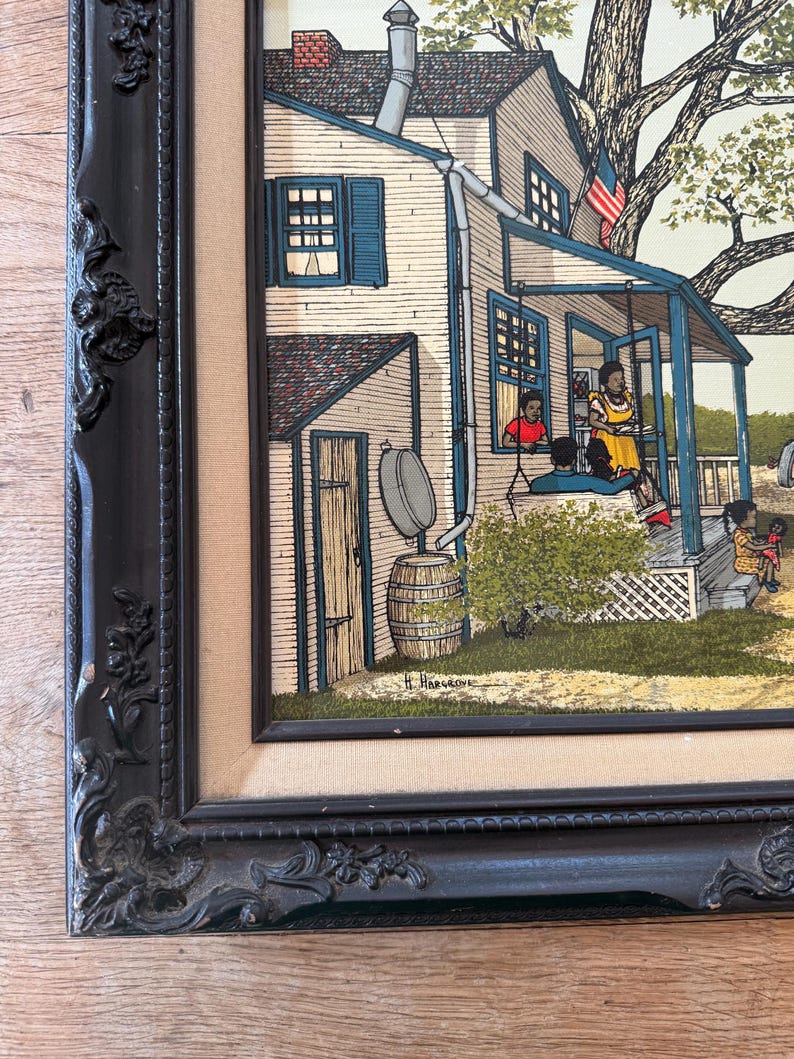Peut inclure: Une peinture encadr&eacute;e repr&eacute;sentant une maison blanche avec un porche et un grand arbre. La maison a des volets bleus et une chemin&eacute;e en brique rouge. Des personnes sont assises sur le porche et un tonneau se trouve dans la cour. La peinture est sign&eacute;e "H. Harrison".