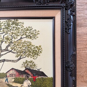 Peut inclure: Une peinture encadr&eacute;e repr&eacute;sentant une sc&egrave;ne rurale avec un homme faisant griller des aliments devant une grange rouge. La peinture est dans un cadre noir avec des d&eacute;tails orn&eacute;s.