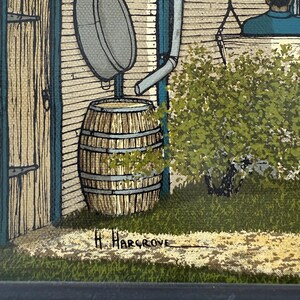 Peut inclure: Une peinture vintage repr&eacute;sentant une maison avec un tonneau en bois, un seau en m&eacute;tal et un buisson vert. La peinture est sign&eacute;e "H. Hargrove" en bas &agrave; droite.