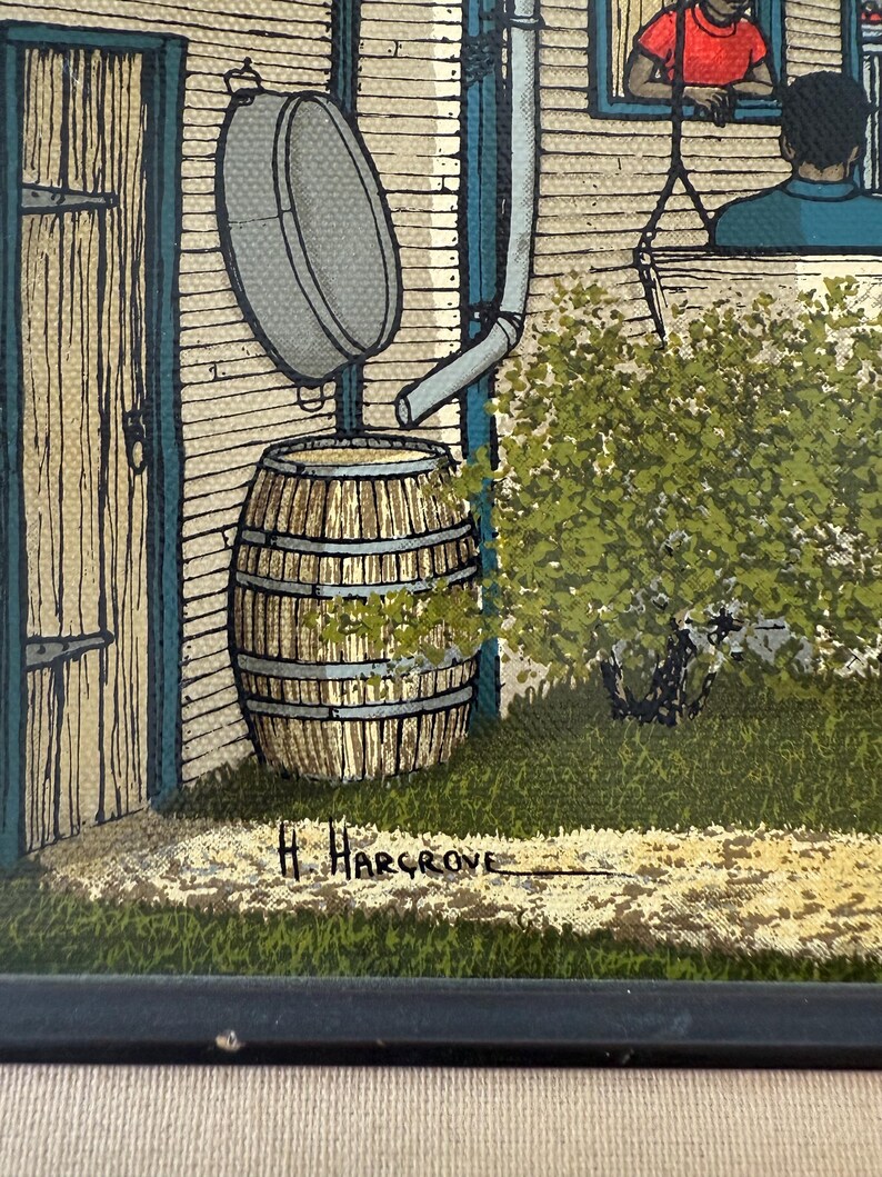 Peut inclure: Une peinture vintage repr&eacute;sentant une maison avec un tonneau en bois, un seau en m&eacute;tal et un buisson vert. La peinture est sign&eacute;e "H. Hargrove" en bas &agrave; droite.