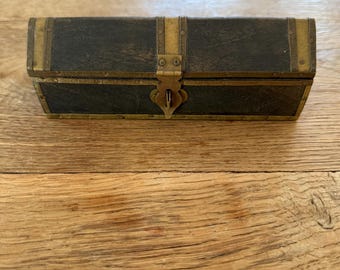 Coffre au trésor vintage en bois et laiton fait main
