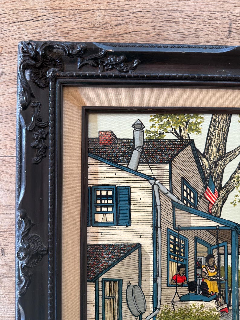 Peut inclure: Une peinture encadr&eacute;e repr&eacute;sentant une maison blanche avec un toit bleu et un porche. La maison a une chemin&eacute;e en brique rouge et une porte bleue. Deux personnes sont assises sur la balan&ccedil;oire du porche, et une troisi&egrave;me personne est debout sur le porche. La peinture est sur fond de verdure et de ciel bleu.