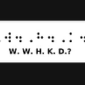 Puede incluir: Un letrero rectangular blanco con texto negro y puntos en braille. El texto dice "W. W. H. K. D.?" en una fuente sans-serif. Los puntos en braille están dispuestos encima de las letras.