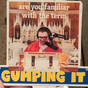 Puede incluir: Una pegatina con un hombre con gafas y auriculares, hablando por un micrófono frente a un altar de iglesia. El texto en la parte superior dice "are you familiar with the term" y en la parte inferior "GUMPING IT" en letras amarillas sobre un fondo azul.