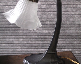Jugendstil Tischlampe, um 1900 - 1910, geripptes Opalglas, höhenverstellbarer Lampenschirm