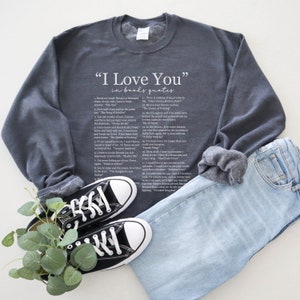 Ik hou van je in boekcitaten Sweatshirt, verschillende manieren om te zeggen dat ik van je hou, boekenliefhebber, leesgrage Crewneck, romantische roman cadeau, roman Reader shirt Dark Heather