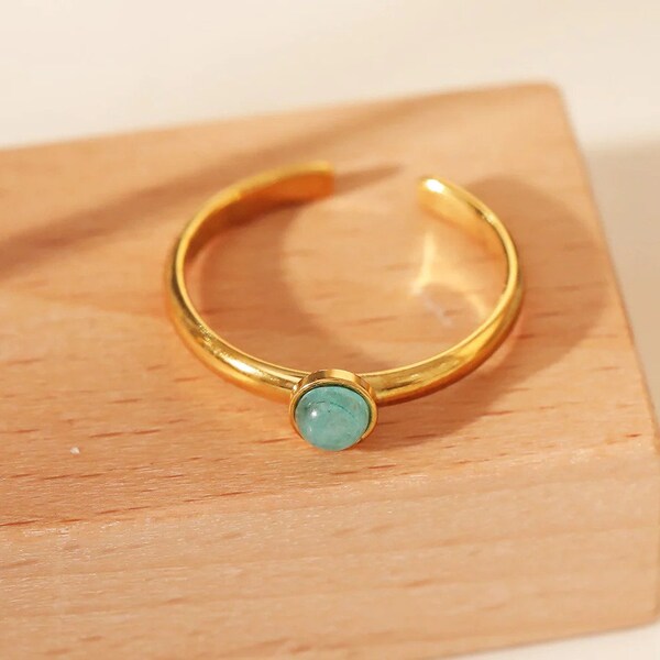 Bague dorée fine ajustable avec mini pierre turquoise