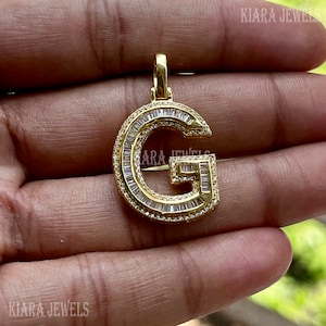 Pingente feminino com letra "G" inicial sem corrente 2,20 quilates redondo e corte baguette pingente solitário de diamante CZ acabamento em ouro amarelo 14k prata 925