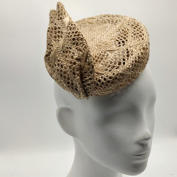 Ramie Hut, Fascinator aus Stroh, Käppchen naturfarben, Sommerhut, Eventhut, Anlasshut, zur Hochzeit, Pferderennen oder Sommerfest