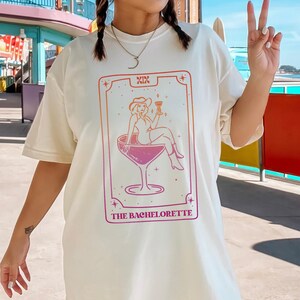Maglietta "Lesbian Bachelorette", "Lesbian Pride", "Pride Merch" Queer Love My Girlfriend, "WLW Sapphic Shirt", "Lavender Menace Tarot Card", "Lesbica Butch Femme"