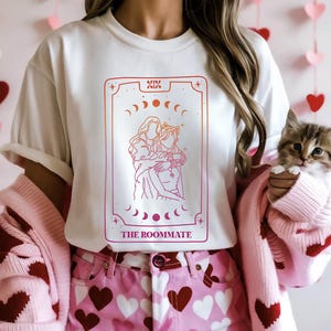 Camiseta Orgullo Lésbico Merchandising Camiseta Queer Amo a mi Novia Camiseta WLW Sáfica Compañeras de Cuarto Amiga Compañera de Cuarto Lesbiana Butch Femme Amenaza Lavanda