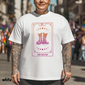 Camiseta lesbiana, butch, mosquetón, orgullo lésbico, mercancía del orgullo, camiseta queer, amo a mi novia, camiseta sáfica WLW, carta del tarot de la amenaza lavanda