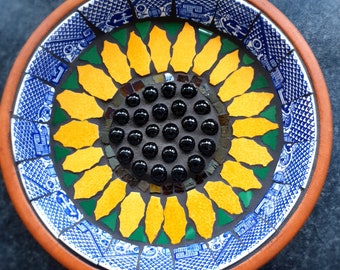 Sonnenblumen-Vogelbad-Mosaik-Set. Geeignet für Anfänger mit vorgeschnittenen Fliesen und Vintage-Keramik, die von der Mülldeponie gerettet wurden.