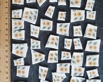 Teselas florales. Porcelana tallada a mano para proyectos artísticos, joyería y mosaicos.