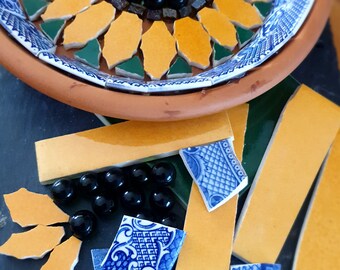 Kit mosaico per vasca per uccelli girasole. Adatto ai principianti con piastrelle pretagliate e ceramiche vintage salvate dalla discarica.