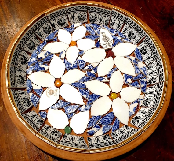 Personalised KIT. Daisy birdbath mosaic kit. Vintage ceramics and glass beads. Eco-friendly.