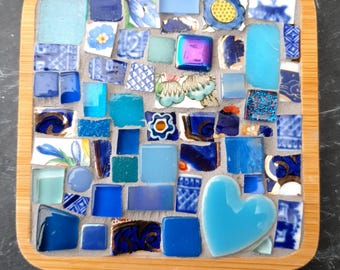 Blauwe gemengde techniek mozaïek onderzetterset – vintage porselein, glas, keramiek. Doe-het-zelvers voor beginners