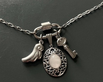 Collar con dije de mosquetón gótico caprichoso • Acero inoxidable con cuarzo rosa, colgantes de alas y llaves