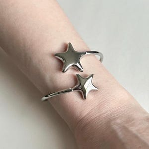 Pulseira rígida prateada com estrela em relevo: Bracelete gótico minimalista estilo streetwear Y2K em aço inoxidável