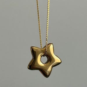 Collar con dije de estrella dorada de acero inoxidable • Joyería minimalista de cadena delicada para uso diario Y2K