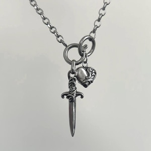 Puede incluir: Un juego de tres tazas de cerámica con un acabado mate moteado. Las tazas son en tonos crema, gris claro y gris oscuro. Cada taza tiene un diseño simple y minimalista, ideal para café o té.