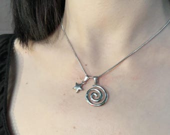 Collar con colgante de estrella espiral de acero inoxidable y dije de vórtice: cadena de serpiente impermeable de plata hecha a mano.