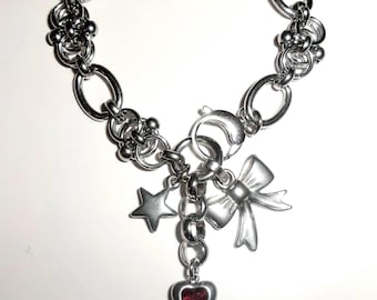 Pulsera de acero inoxidable con dije grueso y cadena • Estrella caprichosa plateada estilo Y2K, corazón rojo, lazo