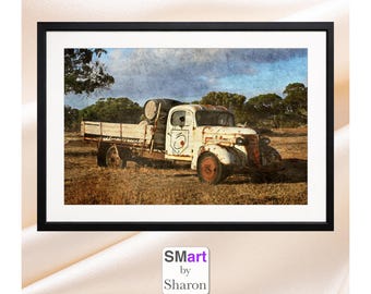 Stampa fotografica di un camioncino vintage, decorazione murale rustica con botte di vino, poster scaricabile digitalmente.