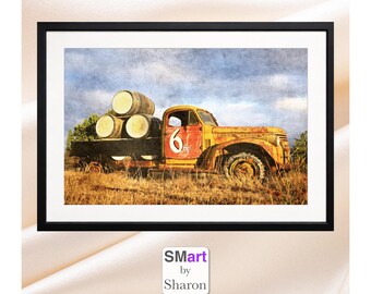 Download digitale di un camioncino vintage, poster di un vecchio camioncino con botti di vino, decorazione murale rustica in stile fattoria.
