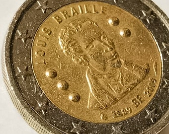 2 Euro Münze in Blindenschrift