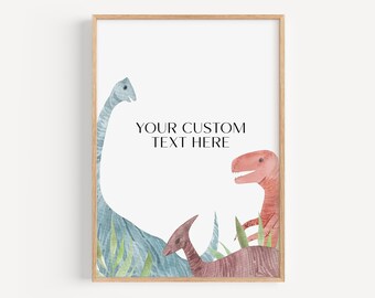 Pode incluir: Uma impressão de arte imprimível com três dinossauros em aquarela em um ambiente de selva. A impressão tem o texto "YOUR CUSTOM TEXT HERE" no centro.