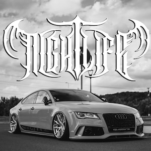 Op de afbeelding: Zwart-wit afbeelding van een zilveren sedan met aangepaste wielen. De auto heeft een verlaagde ophanging en een zwarte grille. Boven de auto staat het woord "NIGHTLIFE" in een gotisch lettertype.