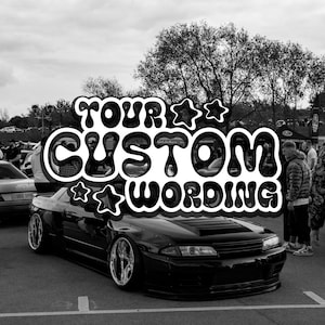 Puede incluir: Una fotografía en blanco y negro de un coche deportivo modificado aparcado en un lote, con una superposición gráfica destacada con el texto 'TOUR CUSTOM WORDING' en una fuente retro audaz y ondulada, acentuada por pequeñas formas de estrellas.