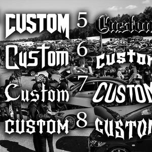 Puede incluir: Imagen en blanco y negro de una exhibición de coches con varios coches y personas. La palabra "CUSTOM" se muestra en varias fuentes y estilos en toda la imagen, con los números del 1 al 8 junto a cada palabra.